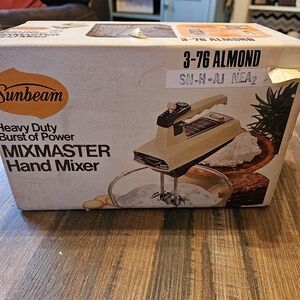 Sunbeam Burst of Power Mixmaster Hand Mixer 3-76 Almond 1982. NEW IN BOX